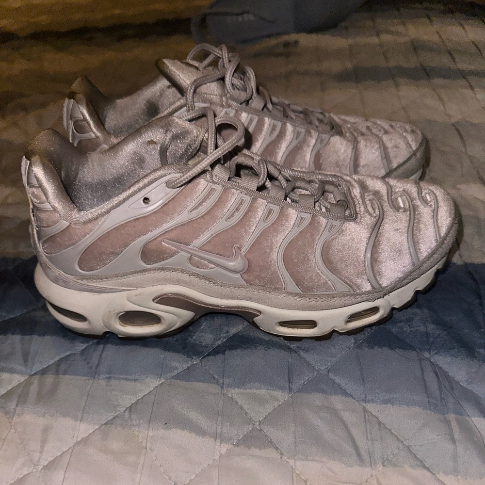 Nike Air Max Plus in Light Gray and White
